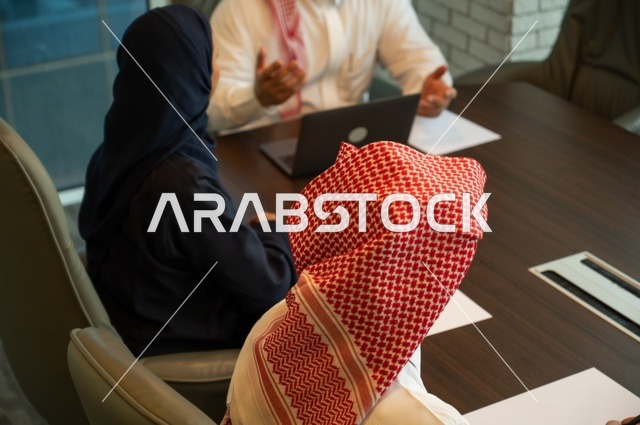 تبادل الخبرات والافكار، دراسة وتحليل المشاريع الجديدة، استخدام جهاز تقني حديث، الوحدة والعمل الجماعي، تطوير العمل وحل المشكلات، اجراء اجتماع لفريق عمل عرب خليجيين سعوديين داخل مقر الشركة، ورش عمل وتدريب، مهنة ووظيفة سعودية مكتبية