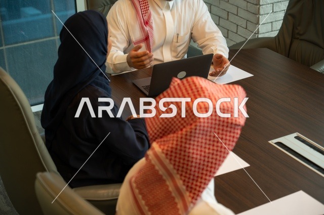 تبادل الخبرات والافكار، دراسة وتحليل المشاريع الجديدة، استخدام جهاز تقني حديث، الوحدة والعمل الجماعي، تطوير العمل وحل المشكلات، اجراء اجتماع لفريق عمل عرب خليجيين سعوديين داخل مقر الشركة، ورش عمل وتدريب، مهنة ووظيفة سعودية مكتبية