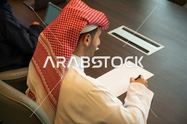 اجراء اجتماع لفريق عمل عرب خليجيين سعوديين داخل مقر الشركة، مهنة ووظيفة سعودية مكتبية، ورش عمل وتدريب، تبادل الخبرات والافكار، دراسة وتحليل المشاريع الجديدة، استخدام جهاز تقني حديث، الوحدة والعمل الجماعي، تطوير العمل وحل المشكلات