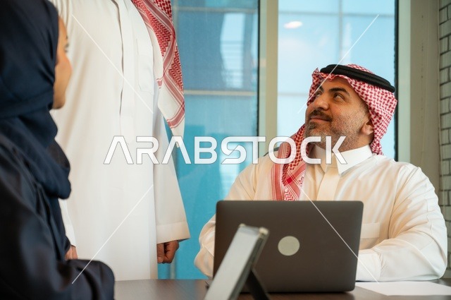 استخدام جهاز تقني حديث، الوحدة والعمل الجماعي، تطوير العمل وحل المشكلات، اجراء اجتماع لفريق عمل عرب خليجيين سعوديين داخل مقر الشركة، دراسة وتحليل المشاريع الجديدة، ورش عمل وتدريب، استخدام جهاز تقني حديث، مهنة ووظيفة سعودية مكتبية