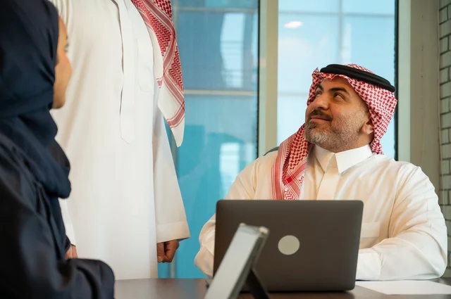 استخدام جهاز تقني حديث، الوحدة والعمل الجماعي، تطوير العمل وحل المشكلات، اجراء اجتماع لفريق عمل عرب خليجيين سعوديين داخل مقر الشركة، دراسة وتحليل المشاريع الجديدة، ورش عمل وتدريب، استخدام جهاز تقني حديث، مهنة ووظيفة سعودية مكتبية