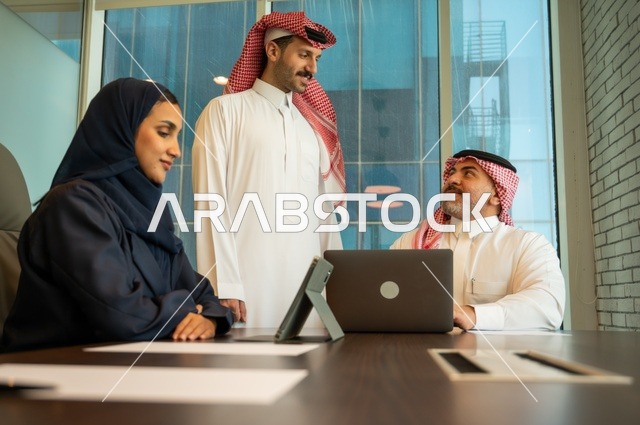 دراسة وتحليل المشاريع الجديدة، استخدام جهاز تقني حديث، الوحدة والعمل الجماعي، تطوير العمل وحل المشكلات، اجراء اجتماع لفريق عمل عرب خليجيين سعوديين داخل مقر الشركة، ورش عمل وتدريب، مهنة ووظيفة سعودية مكتبية، تبادل الخبرات والافكار