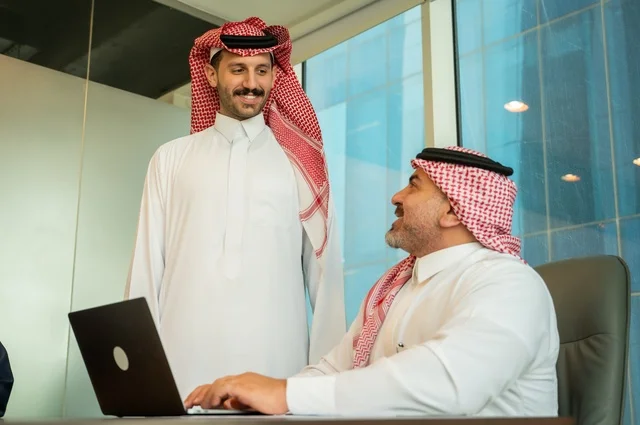 Workshops and training, exchanging experiences and ideas, studying and analyzing new projects, using modern technical devices, unity and teamwork, developing work and solving problems, holding a meeting for a team of Saudi Gulf Arab workers inside the company headquarters, a Saudi office profession and job.