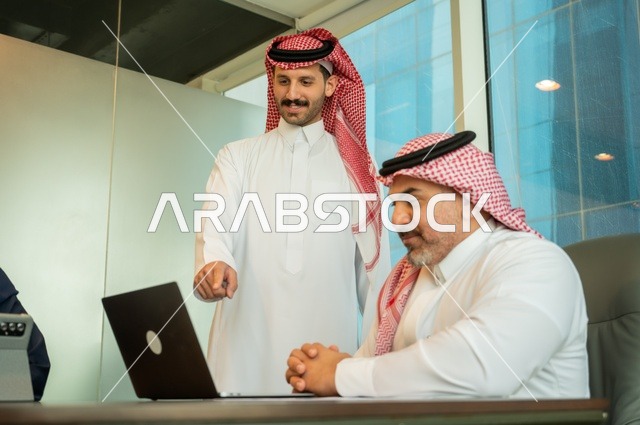 Workshops and training, exchanging experiences and ideas, studying and analyzing new projects, using modern technical devices, unity and teamwork, developing work and solving problems, holding a meeting for a team of Saudi Gulf Arab workers inside the company headquarters, a Saudi office profession and job.