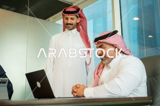تبادل الخبرات والافكار، دراسة وتحليل المشاريع الجديدة، استخدام جهاز تقني حديث، الوحدة والعمل الجماعي، تطوير العمل وحل المشكلات، اجراء اجتماع لفريق عمل عرب خليجيين سعوديين داخل مقر الشركة، ورش عمل وتدريب، مهنة ووظيفة سعودية مكتبية