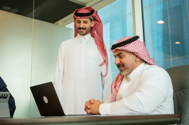 تبادل الخبرات والافكار، دراسة وتحليل المشاريع الجديدة، استخدام جهاز تقني حديث، الوحدة والعمل الجماعي، تطوير العمل وحل المشكلات، اجراء اجتماع لفريق عمل عرب خليجيين سعوديين داخل مقر الشركة، ورش عمل وتدريب، مهنة ووظيفة سعودية مكتبية