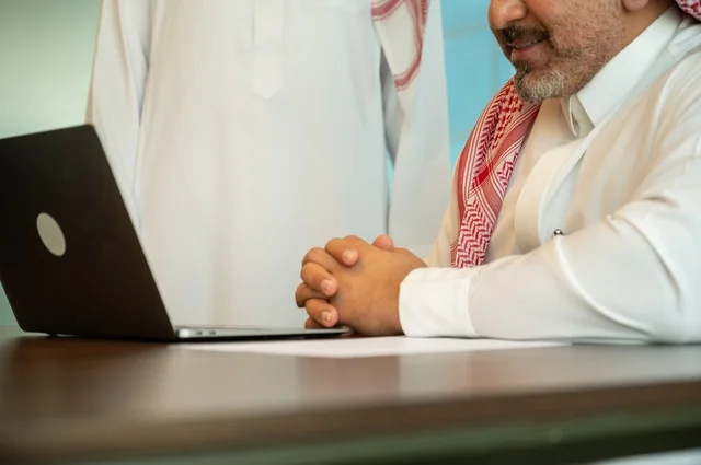 اجراء اجتماع لفريق عمل عرب خليجيين سعوديين داخل مقر الشركة، مهنة ووظيفة سعودية مكتبية، ورش عمل وتدريب، تبادل الخبرات والافكار، دراسة وتحليل المشاريع الجديدة، استخدام جهاز تقني حديث، الوحدة والعمل الجماعي، تطوير العمل وحل المشكلات