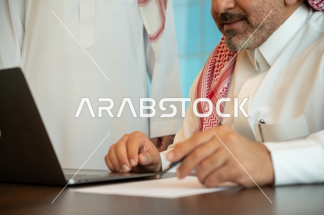 اجراء اجتماع لفريق عمل عرب خليجيين سعوديين داخل مقر الشركة، مهنة ووظيفة سعودية مكتبية، ورش عمل وتدريب، تبادل الخبرات والافكار، دراسة وتحليل المشاريع الجديدة، استخدام جهاز تقني حديث، الوحدة والعمل الجماعي، تطوير العمل وحل المشكلات