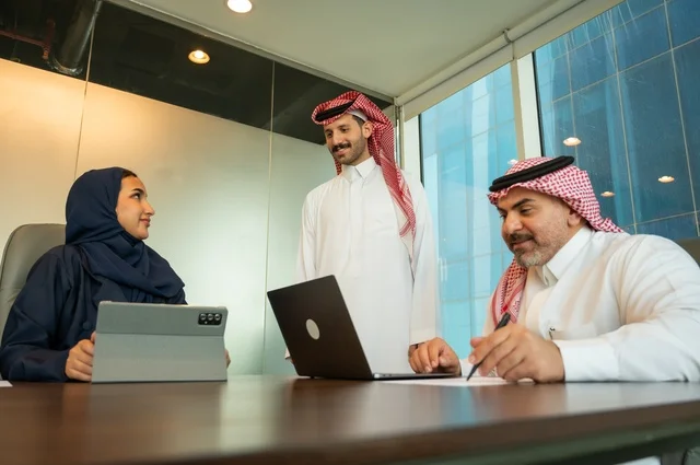 استخدام جهاز تقني حديث، الوحدة والعمل الجماعي، تطوير العمل وحل المشكلات، اجراء اجتماع لفريق عمل عرب خليجيين سعوديين داخل مقر الشركة، دراسة وتحليل المشاريع الجديدة، ورش عمل وتدريب، استخدام جهاز تقني حديث، مهنة ووظيفة سعودية مكتبية