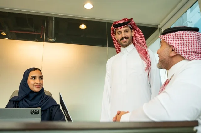 Using modern technical devices, unity and teamwork, developing work and problem-solving, holding a meeting for a team of Saudi Gulf Arab workers inside the company headquarters, studying and analyzing new projects, workshops and training, using modern technical devices, a Saudi office profession and job.