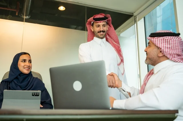 استقبال موظفين جدد، إلقاء التحية والسلام، استخدام جهاز تقني حديث، مهنة ووظيفة سعودية مكتبية، الوحدة والعمل الجماعي، تطوير العمل وحل المشكلات، اجراء اجتماع لفريق عمل عرب خليجيين سعوديين داخل مقر الشركة، دراسة وتحليل المشاريع الجديدة، عقد مقابلة توظيف