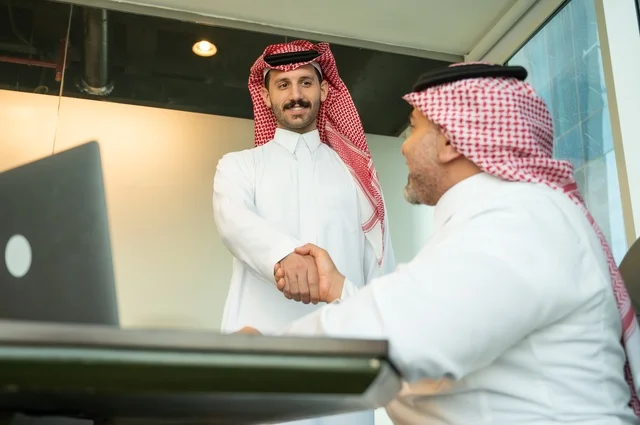 استقبال موظفين جدد، إلقاء التحية والسلام، استخدام جهاز تقني حديث، مهنة ووظيفة سعودية مكتبية، الوحدة والعمل الجماعي، تطوير العمل وحل المشكلات، اجراء اجتماع لفريق عمل عرب خليجيين سعوديين داخل مقر الشركة، دراسة وتحليل المشاريع الجديدة، عقد مقابلة توظيف