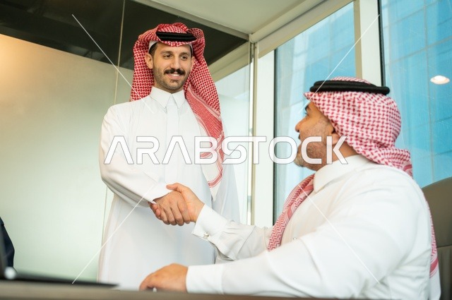استقبال موظفين جدد، إلقاء التحية والسلام، استخدام جهاز تقني حديث، مهنة ووظيفة سعودية مكتبية، الوحدة والعمل الجماعي، تطوير العمل وحل المشكلات، اجراء اجتماع لفريق عمل عرب خليجيين سعوديين داخل مقر الشركة، دراسة وتحليل المشاريع الجديدة، عقد مقابلة توظيف