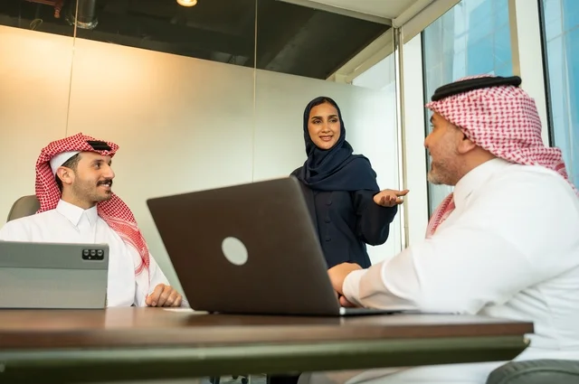 تبادل الخبرات والافكار، دراسة وتحليل المشاريع الجديدة، استخدام جهاز تقني حديث، الوحدة والعمل الجماعي، تطوير العمل وحل المشكلات، اجراء اجتماع لفريق عمل عرب خليجيين سعوديين داخل مقر الشركة، ورش عمل وتدريب، مهنة ووظيفة سعودية مكتبية