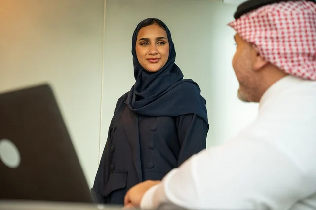 ورش عمل وتدريب، تبادل الخبرات والافكار، دراسة وتحليل المشاريع الجديدة، استخدام جهاز تقني حديث، الوحدة والعمل الجماعي، تطوير العمل وحل المشكلات، اجراء اجتماع لفريق عمل عرب خليجيين سعوديين داخل مقر الشركة، مهنة ووظيفة سعودية مكتبية