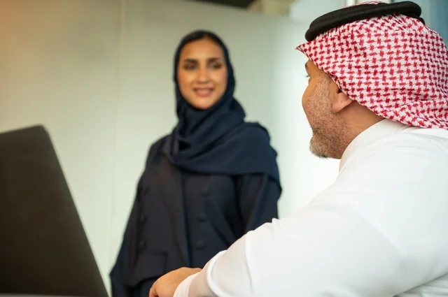 اجراء اجتماع لفريق عمل عرب خليجيين سعوديين داخل مقر الشركة، مهنة ووظيفة سعودية مكتبية، ورش عمل وتدريب، تبادل الخبرات والافكار، دراسة وتحليل المشاريع الجديدة، استخدام جهاز تقني حديث، الوحدة والعمل الجماعي، تطوير العمل وحل المشكلات