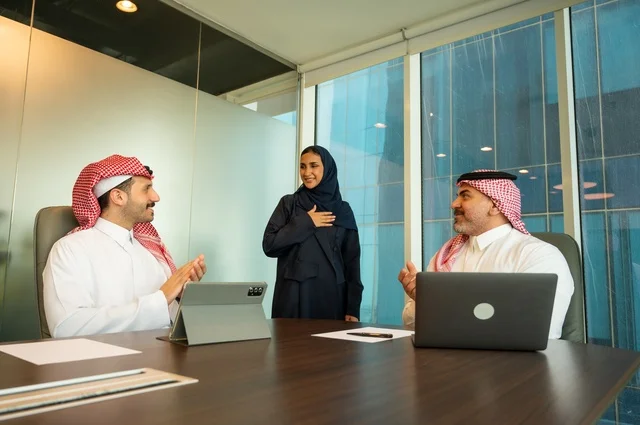 استقبال موظفين جدد، إلقاء التحية والسلام، استخدام جهاز تقني حديث، مهنة ووظيفة سعودية مكتبية، الوحدة والعمل الجماعي، تطوير العمل وحل المشكلات، اجراء اجتماع لفريق عمل عرب خليجيين سعوديين داخل مقر الشركة، دراسة وتحليل المشاريع الجديدة، عقد مقابلة توظيف