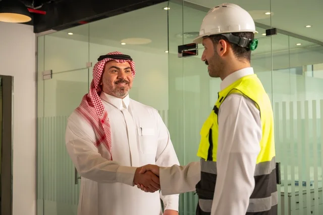 التفاهم والتعاون بين الزملاء، تبادل الخبرات والمعلومات لتحقيق الاهداف، مهندس عربي خليجي سعودي يرتدي سترة العمل وخوذة الحماية البيضاء يقف مع زميله، متابعة مخطط المشروع الهندسي وتدقيقه, مفهوم الهندسة والإنشاءات المعمارية، مشاريع إعمارية سعودية وطنية التفاهم والتعاون بين الزملاء، تبادل الخبرات والمعلومات لتحقيق الاهداف، مهندس عربي خليجي سعودي يرتدي سترة العمل وخوذة الحماية البيضاء يقف مع زميله، متابعة مخطط المشروع الهندسي وتدقيقه, مفهوم الهندسة والإنشاءات المعمارية، مشاريع إعمارية سعودية وطنية