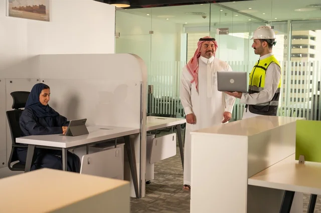 Study and analyze new projects through the exchange of experiences and ideas, unity and teamwork, using modern technical devices, developing work and solving problems, a meeting for a team of Saudi Gulf Arab workers inside the company headquarters, workshops and training, a Saudi office profession and job.