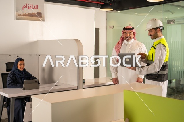 تبادل الخبرات والافكار، دراسة وتحليل المشاريع الجديدة، استخدام جهاز تقني حديث، الوحدة والعمل الجماعي، تطوير العمل وحل المشكلات، اجراء اجتماع لفريق عمل عرب خليجيين سعوديين داخل مقر الشركة، ورش عمل وتدريب، مهنة ووظيفة سعودية مكتبية