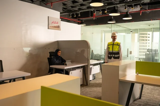 تطوير العمل وحل المشكلات، دراسة وتحليل المشاريع الجديدة، الوحدة والعمل الجماعي، صورة  لمهندس عربي خليجي سعودي يرتدي سترة العمل وخوذة الحماية داخل مقر الشركة، ورش عمل وتدريب، مهنة ووظيفة سعودية مكتبية، تبادل الخبرات والافكار