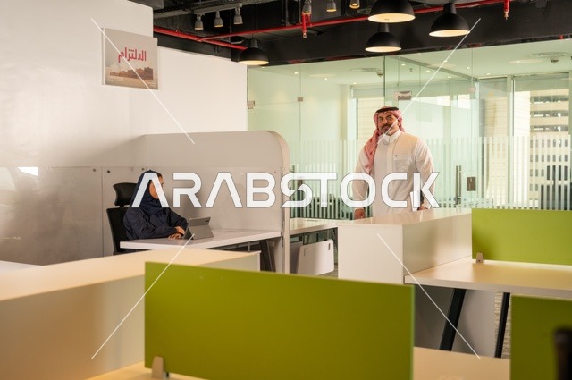 مهنة ووظيفة سعودية مكتبية، رجل خليجي عربي سعودي يسير داخل مقر الشركة حاملا الحاسب المحمول، ورش عمل وتدريب، تطوير ودراسة وتحليل المشاريع الجديدة، الوحدة والعمل الجماعي، تحليل النتائج والرسوم البيانية،  تطوير العمل وحل المشكلات