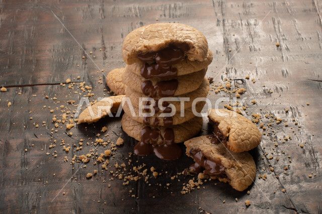 صورة لقطع من البسكويت المقرمش مصفوفة على طبقات , قطع البسكويت المحشوة بحشوة الشوكولاتة الذائبة . 