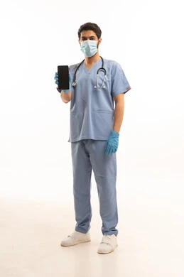 عرض شاشة سوداء فارغة عبر الهاتف المحمول، مفهوم الطب والرعاية الصحية، بورتريه لممرص عربي خليجي سعودي يرتدي اليونيفورم مع السماعة الطبية يقدم الخدمات الصحية للمرضى، مهنة ووظيفة طبية، العمل في القطاع الصحي في المملكة، الجسم بالطول الكامل، خلفيه بيضاء