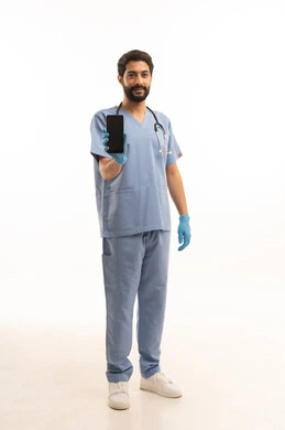 عرض شاشة سوداء فارغة عبر الهاتف المحمول، مفهوم الطب والرعاية الصحية، بورتريه لممرص عربي خليجي سعودي يرتدي اليونيفورم مع السماعة الطبية يقدم الخدمات الصحية للمرضى، مهنة ووظيفة طبية، العمل في القطاع الصحي في المملكة، الجسم بالطول الكامل، خلفيه بيضاء