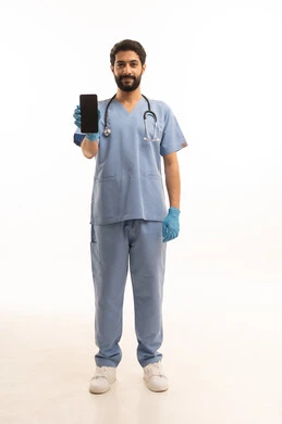 عرض شاشة سوداء فارغة عبر الهاتف المحمول، مفهوم الطب والرعاية الصحية، بورتريه لممرص عربي خليجي سعودي يرتدي اليونيفورم مع السماعة الطبية يقدم الخدمات الصحية للمرضى، مهنة ووظيفة طبية، العمل في القطاع الصحي في المملكة، الجسم بالطول الكامل، خلفيه بيضاء