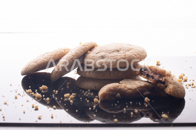 صورة لقطع من البسكويت المقرمش مصفوفة على طبقات , قطع البسكويت المحشوة بحشوة الشوكولاتة الذائبة . 