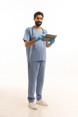 استخدام الجهاز اللوحي، مفهوم الطب والرعاية الصحية، بورتريه لممرص عربي خليجي سعودي يرتدي اليونيفورم مع السماعة الطبية يقدم الخدمات الصحية للمرضى في المراكز والمستشفيات، مهنة ووظيفة طبية، العمل في القطاع الصحي في المملكة، الجسم بالطول الكامل، خلفيه بيضاء
