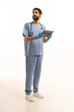 استخدام الجهاز اللوحي، مفهوم الطب والرعاية الصحية، بورتريه لممرص عربي خليجي سعودي يرتدي اليونيفورم مع السماعة الطبية يقدم الخدمات الصحية للمرضى في المراكز والمستشفيات، مهنة ووظيفة طبية، العمل في القطاع الصحي في المملكة، الجسم بالطول الكامل، خلفيه بيضاء