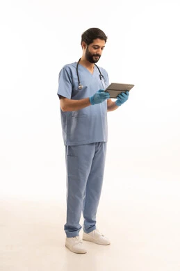 استخدام الجهاز اللوحي، مفهوم الطب والرعاية الصحية، بورتريه لممرص عربي خليجي سعودي يرتدي اليونيفورم مع السماعة الطبية يقدم الخدمات الصحية للمرضى في المراكز والمستشفيات، مهنة ووظيفة طبية، العمل في القطاع الصحي في المملكة، الجسم بالطول الكامل، خلفيه بيضاء