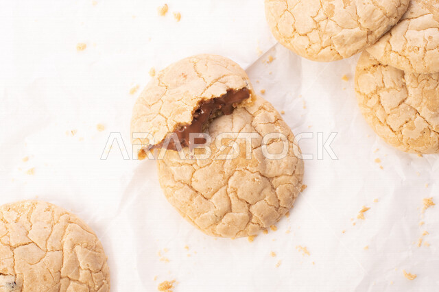 صورة لقطع من البسكويت المقرمش مصفوفة على طبقات , قطع البسكويت المحشوة بحشوة الشوكولاتة الذائبة . 