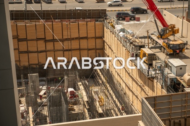 موقع مشروع هندسي، متابعة سير العمل على أرض الواقع ،استخدام رافعات ومعدات هندسية، انشاءات وبنا