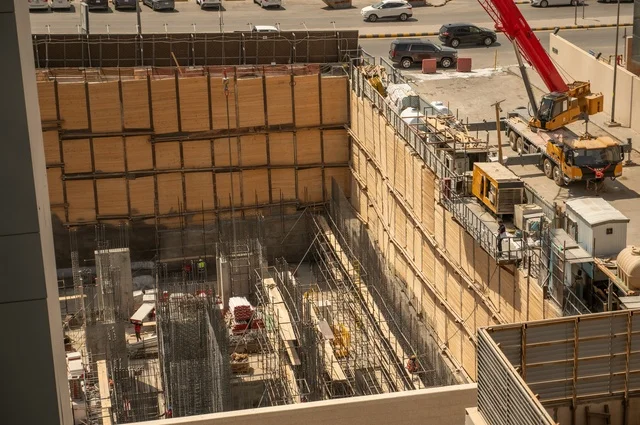 موقع مشروع هندسي، متابعة سير العمل على أرض الواقع ،استخدام رافعات ومعدات هندسية، انشاءات وبنا