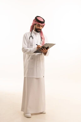 تدوين وتسجيل المعلومات، مفهوم الطب والرعاية الصحية، بورتريه لطبيب عربي خليجي سعودي يرتدي الثوب التقليدي مع المعطف والسماعة يقدم الخدمات الصحية للمرضى في المراكز والمستشفيات، مهنة ووظيفة طبية، العمل في القطاع الصحي في المملكة، الجسم بالطول الكامل، خلفيه بيضاء