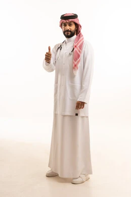 رفع اصبع الابهام بايماءات الاعجاب والرضى، مفهوم الطب والرعاية الصحية، بورتريه لطبيب عربي خليجي سعودي يرتدي الثوب التقليدي مع المعطف والسماعة الطبية يقدم الخدمات الصحية للمرضى في المراكز والمستشفيات، العمل في القطاع الصحي في المملكة، الجسم بالطول الكامل، خلفيه بيضاء