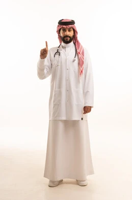 الاشارة باصبع السبابة الى الاعلى، مفهوم الطب والرعاية الصحية، بورتريه لطبيب عربي خليجي سعودي يرتدي الثوب التقليدي مع المعطف والسماعة الطبية يقدم الخدمات الصحية للمرضى في المراكز والمستشفيات، العمل في القطاع الصحي في المملكة، الجسم بالطول الكامل، خلفيه بيضاء
