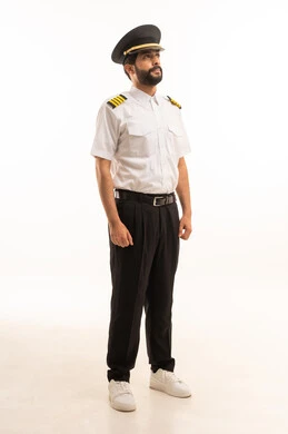 مفهوم السياحة والسفر، طاقم الاستقبال والترحيب بالركاب، العمل في مجال الطيران، رحلات جوية سياحية, خطوط الطيران السعودية, بورتريه لكابتن طيار عربي سعودي خليجي مبتسم يرتدي الزي الرسمي يقف باستقامة بايماءات السعادة والسرور الجسم بالطول الكامل، خلفيه بيضاء