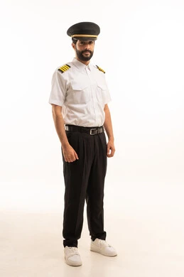 مفهوم السياحة والسفر، طاقم الاستقبال والترحيب بالركاب، العمل في مجال الطيران، رحلات جوية سياحية, خطوط الطيران السعودية, بورتريه لكابتن طيار عربي سعودي خليجي مبتسم يرتدي الزي الرسمي يقف باستقامة بايماءات السعادة والسرور الجسم بالطول الكامل، خلفيه بيضاء