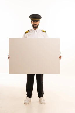 لوحات توضيحية ووسائل تعليمية، مفهوم السياحة والسفر، طاقم الاستقبال والترحيب بالركاب، العمل في مجال الطيران، رحلات جوية سياحية, خطوط الطيران السعودية, بورتريه لكابتن طيار عربي سعودي خليجي مبتسم يرتدي الزي الرسمي يحمل بيده موك اب ابيض، الجسم بالطول الكامل، خلفيه بيضاء