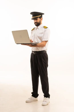 طاقم الاستقبال والترحيب بالركاب، العمل في مجال الطيران، رحلات جوية سياحية, استخدام الحاسوب المحمول، مفهوم السياحة والسفر، خطوط الطيران السعودية, بورتريه لكابتن طيار عربي سعودي خليجي مبتسم يرتدي الزي الرسمي يقف باستقامة، الجسم بالطول الكامل، خلفيه بيضاء
