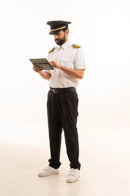 مفهوم السياحة والسفر، طاقم الاستقبال والترحيب بالركاب، العمل في مجال الطيران، رحلات جوية سياحية, خطوط الطيران السعودية, بورتريه لكابتن طيار عربي سعودي خليجي مبتسم يرتدي الزي الرسمي يحمل بيده الجهاز اللوحي، الجسم بالطول الكامل، خلفيه بيضاء