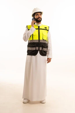 دمج التكنولوجيا والتقنية الحديثة في مجال الهندسة المعمارية، الاهتمام بالتطور العمراني بسواعد المهندسين السعوديين، مشاريع إعمارية سعودية وطنية، بورتريه لمهندس عربي خليجي سعودي يرتدي سترة العمل وخوذة الحماية يحمل بيده الهاتف المحمول، الجسم بالطول الكامل، خلفية بيضاء دمج التكنولوجيا والتقنية الحديثة في مجال الهندسة المعمارية، الاهتمام بالتطور العمراني بسواعد المهندسين السعوديين، مشاريع إعمارية سعودية وطنية، بورتريه لمهندس عربي خليجي سعودي يرتدي سترة العمل وخوذة الحماية يحمل بيده الهاتف المحمول، الجسم بالطول الكامل، خلفية بيضاء