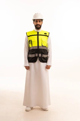  العمل في مجال الهندسة المعمارية، الاهتمام بالتطور العمراني بسواعد المهندسين السعوديين، مشاريع إعمارية سعودية وطنية، بورتريه لمهندس عربي خليجي سعودي يرتدي سترة العمل وخوذة الحماية يقف باستقامة بايماءات السرور، الجسم بالطول الكامل، خلفية بيضاء