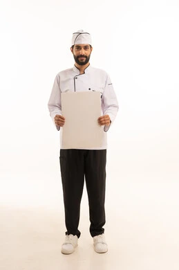 موك اب ابيض كبير, احتراف مهنة طهي الطعام السعودي, الوقوف باستقامة وتعابير السعادة, بورتريه لشيف عربي خليجي سعودي يرتدي يونيفورم الطبخ يمسك بيده لوحة بيضاء فارغة، الجسم بالطول الكامل, خلفية بيضاء