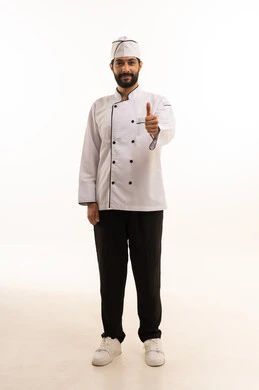 احتراف مهنة طهي الطعام السعودي, رفع اصبع الابهام لاعلى بتعابير القبول والرضا, بورتريه لشيف عربي خليجي سعودي يرتدي يونيفورم الطبخ ينظر إلى الكاميرا بايماءات الاعجاب والفخر، الجسم بالطول الكامل, خلفية بيضاء