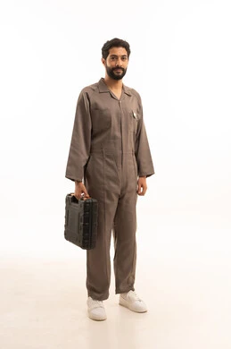 المهارة و اتقان العمل، استخدام معدات الصيانة لاجراء التصليحات، بورتريه لرجل عربي سعودي خليجي يرتدي يونيفورم العمل يحمل بيده حقيبة الادوات، الجسم بالطول الكامل، خلفية بيضاء